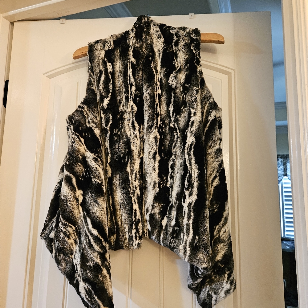 Beautuful faux fur vest.  ( looks real)